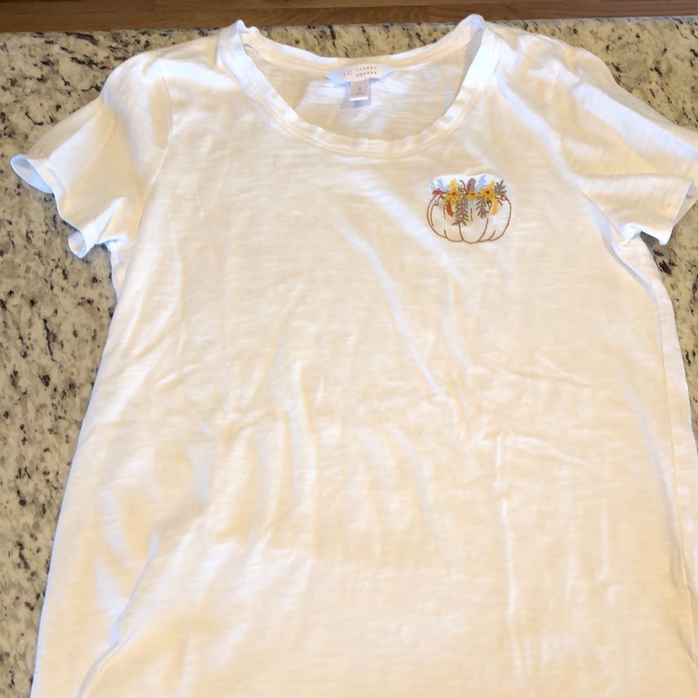 Women’s embroidered pumpkin tee. EUC!